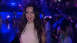 Szarvas lány egyezett meg a klub wc-jében történő vad dugásba