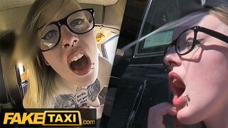 Tetovált Brit Alt-Modell Szemüvegben Rendesen Meghágva a Fake Taxi Autójában
