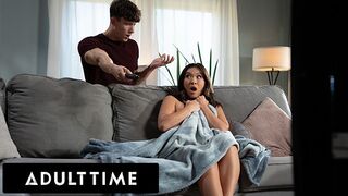 Adult Time bombázó kalandja - Kimmy Kimm maszturbáláson kapva, de nem tud ellenállni a méretes farknak