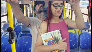 Tini sunát megbassza egy idegen a nyilvános buszban