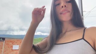 Tüzes kolumbiai tini mutatja hatalmas seggét és kényezteti magát neked