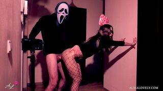Maszkos őrült rendesen megbassza a néger sunát a tükör előtt - halloween szerepjáték fétis páros játék