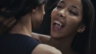 Ebony Vampire Mistress Lia Lin elcsábít egy latina méretes csöcsű tini lányt a Vampired durva domina játékában