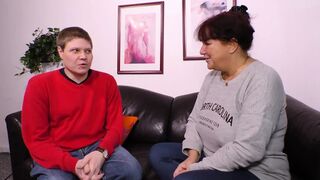 Vörös hajú milf hatalmas mellekkel cumizza a farkat és hagyja hogy alaposan megdugják