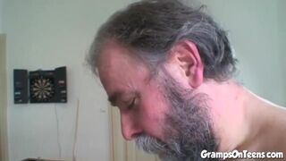 Tini vörös spiné cumizza és lovagol a nagypapa farkán