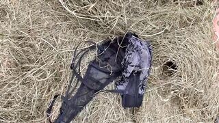 Hatalmas seggű vén nő cidázza a paraszt farkát a disznóólban